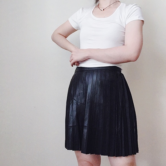 NWT Black Faux Leather pleated skirt - Picture 5 of 8